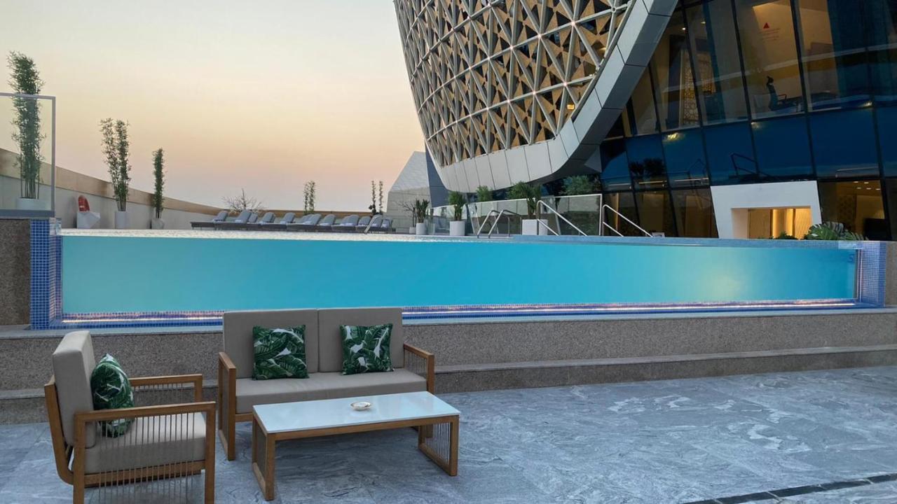 Velero Hotel Doha Lusail Eksteriør billede The pool at the Ritz-Carlton, DIFC