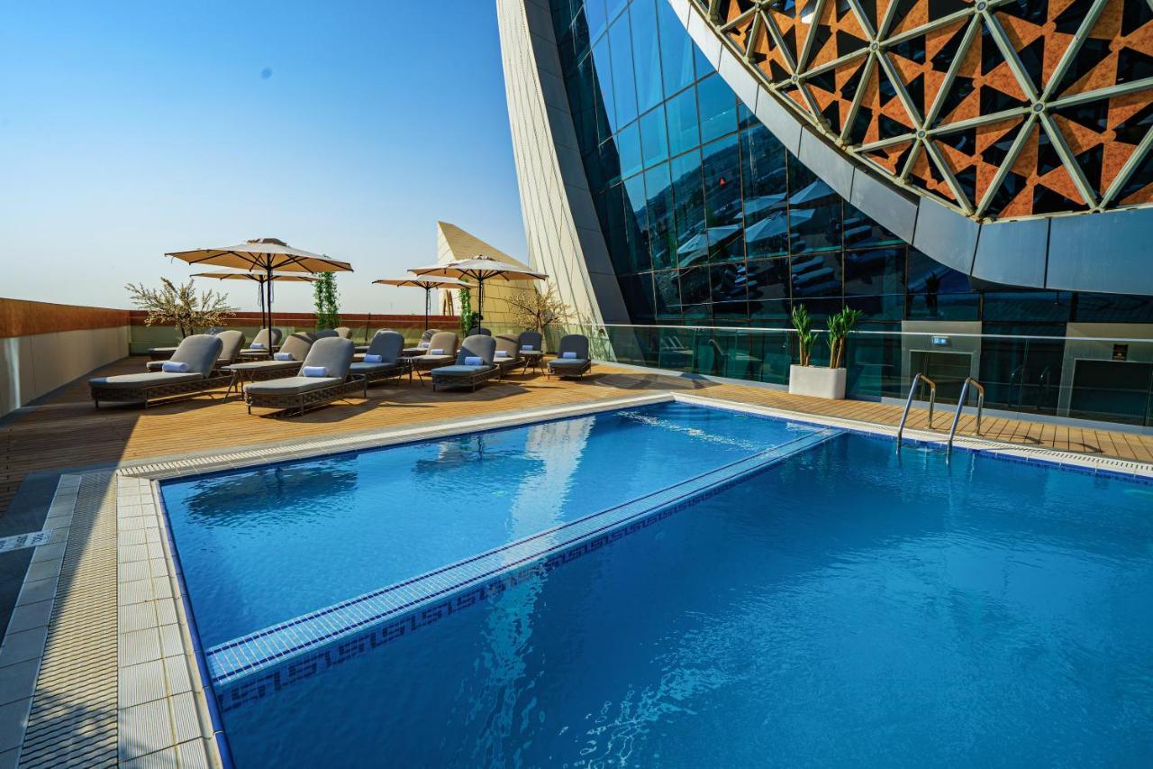 Velero Hotel Doha Lusail Eksteriør billede The swimming pool at the hotel