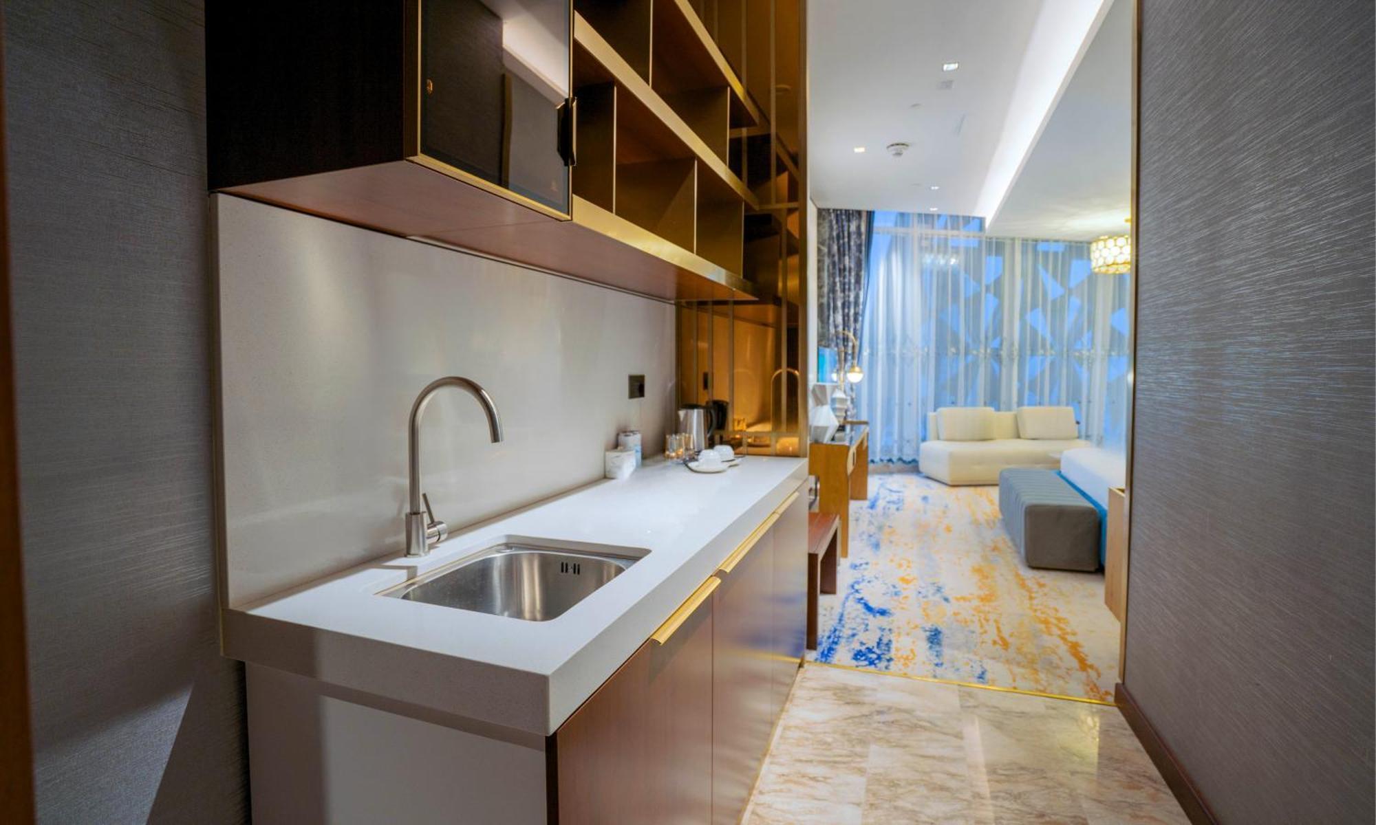 Velero Hotel Doha Lusail Eksteriør billede A kitchen in a hotel suite