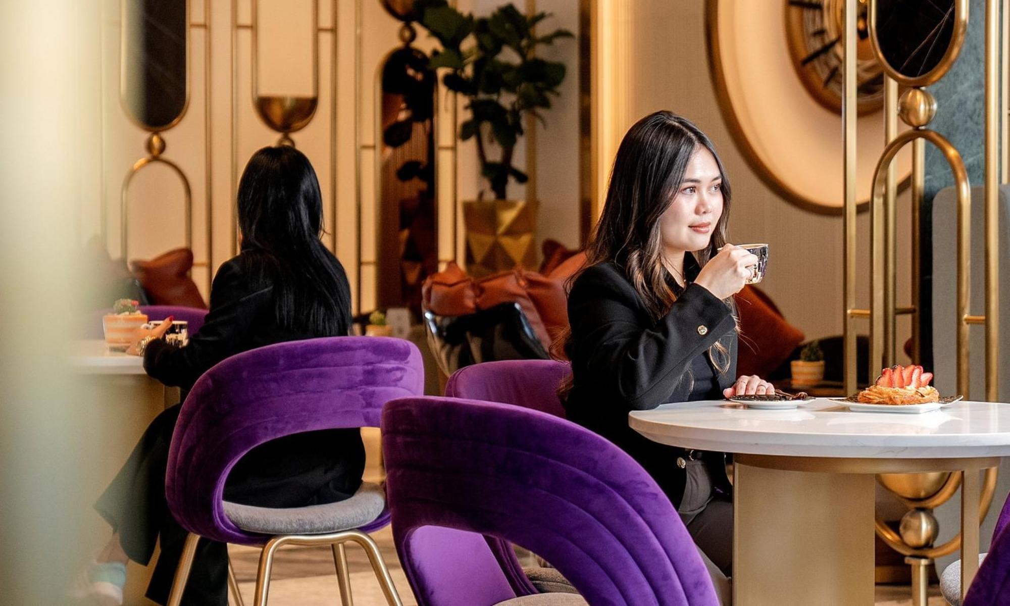 Velero Hotel Doha Lusail Eksteriør billede A woman in a restaurant