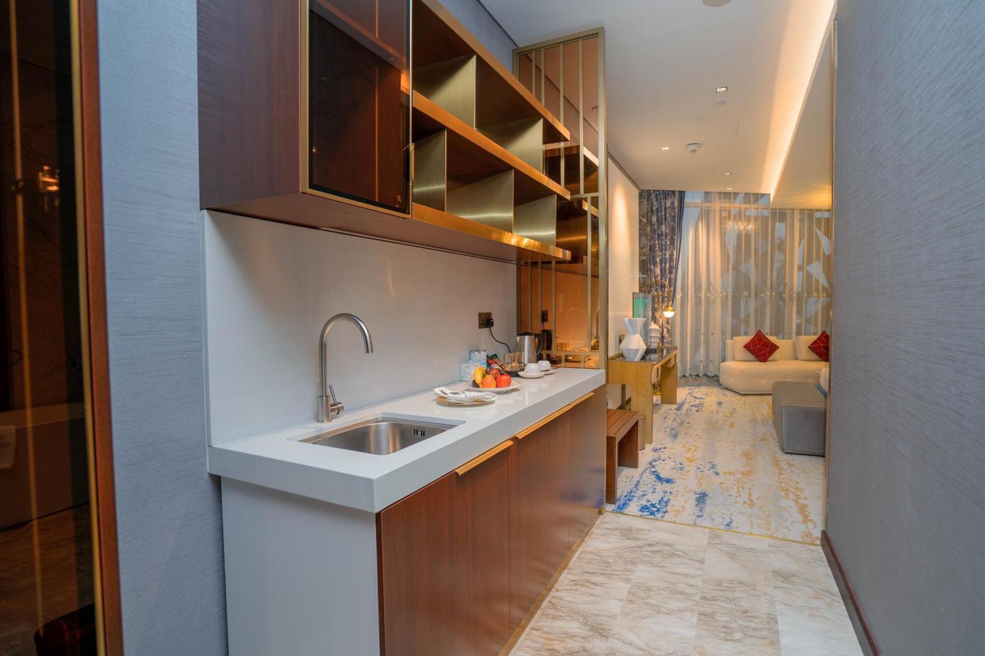 Velero Hotel Doha Lusail Eksteriør billede A kitchen in a hotel suite